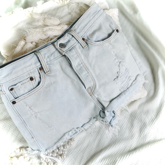 LEVIβS | 26/XS/S | Light Wash High Waist Hotty Hot Cut Off Distressed Raw Shorts - Picture 3 of 10